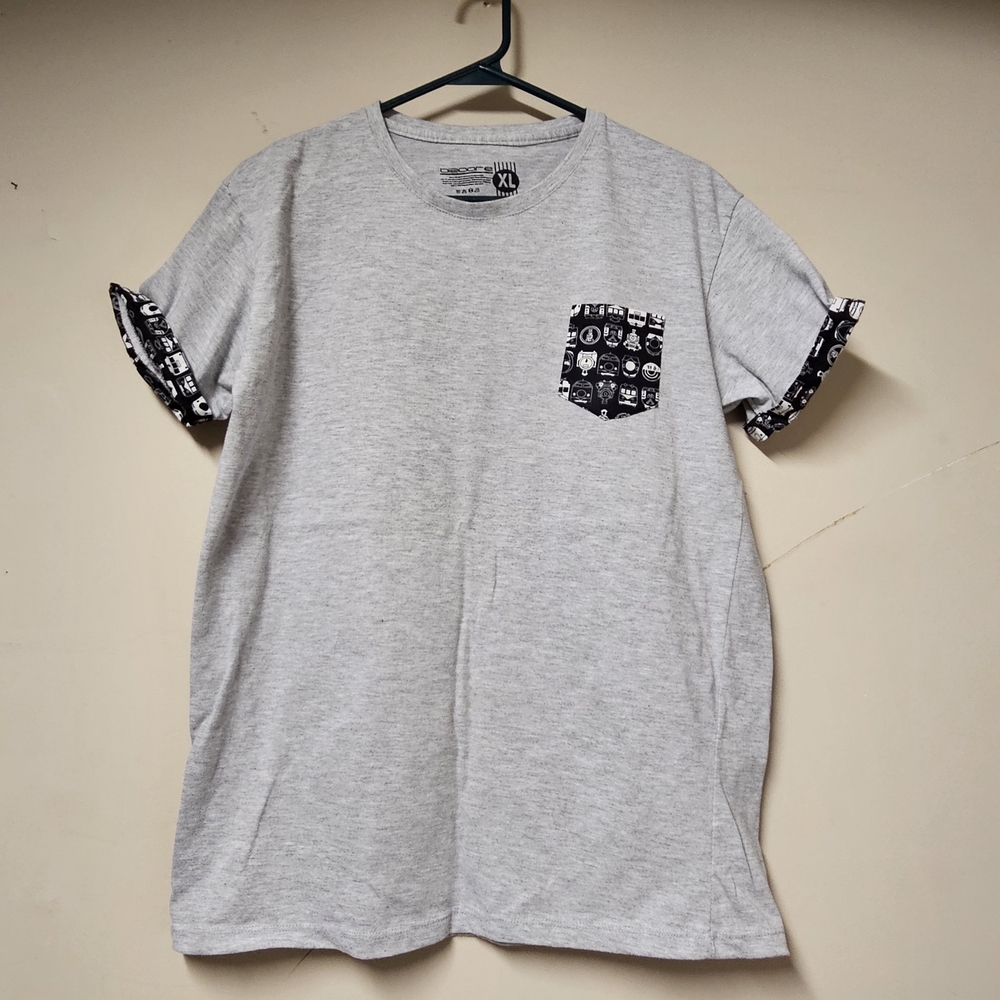 Bizaare Gray Graphic Pocket T-Shirt Size XL (Fits M) 19" Pit-to-Pit, 25" Length